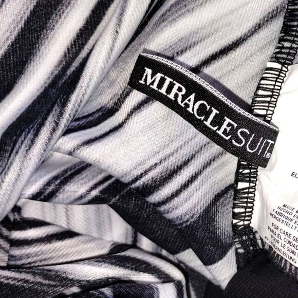 Miraclesuit L56110 Womens Swimsuit Sz 12 Printed Black White One Piece Tummy - Picture 10 of 10